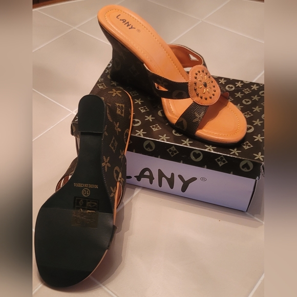 LV Imitation Sandal/Wedge - Picture 3 of 4